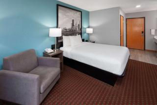 Super 8 by Wyndham McHenry Fox Lake Area - McHenry - 2