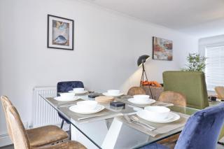 Stylish 3 bedroom House In Grt Gregorie Basildon & Essex - Free Wifi, Parking, Dedicated Office & Private Garden - Basildon - 2