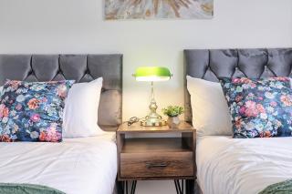 Stylish 3 bedroom House In Grt Gregorie Basildon & Essex - Free Wifi, Parking, Dedicated Office & Private Garden - Basildon - 4