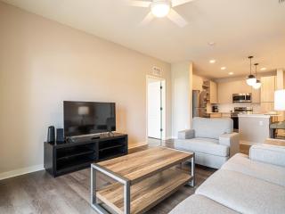 Luxurious Two-Bedroom Home in Davenport with Pool, Pets Welcome - Davenport - 8
