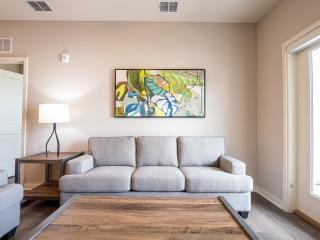 Luxurious Two-Bedroom Home in Davenport with Pool, Pets Welcome - Davenport - 5