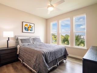 Luxurious Two-Bedroom Home in Davenport with Pool, Pets Welcome - Davenport - 4