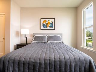 Luxurious Two-Bedroom Home in Davenport with Pool, Pets Welcome - Davenport - 3