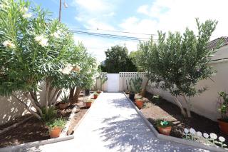 2 apartamentos en una excelente villa de playa compartiendo Piscina y Jardín - 6