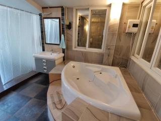 4 Bedroom with Air-con, Quiet, Near shop - - 2