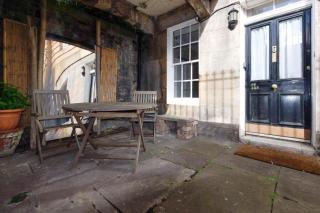 Spacious New Town Garden Flat - 3