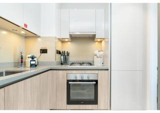Charming 1BR with Cozy Balcony at Sobha Waves by Vibel - Dubai - 4