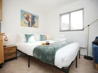 Comfortable Studio Apartment By N And N Stays Ltd, Peaceful Area Close to Cardiff Bay, Private Parking - Cardiff - 9