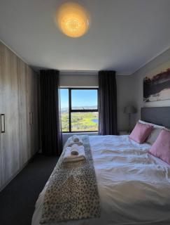 Stylish waters edge apartment - 3