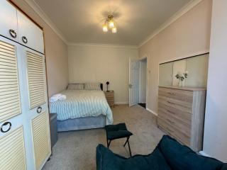 303 Upminster Road North - Rainham - 9