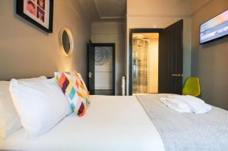 Parkside View Wallasey 5 bedroom 5 bathroom with on-street parking ideal for Groups Families or Contractors with vans by Rework Accommodation - 6