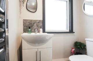 Parkside View Wallasey 5 bedroom 5 bathroom with on-street parking ideal for Groups Families or Contractors with vans by Rework Accommodation - 5