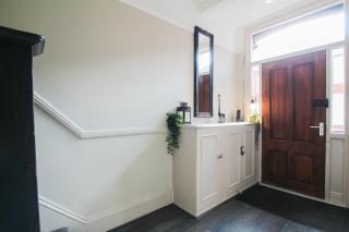 Parkside View Wallasey 5 bedroom 5 bathroom with on-street parking ideal for Groups Families or Contractors with vans by Rework Accommodation - Wallasey - 4