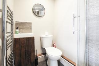 Parkside View Wallasey 5 bedroom 5 bathroom with on-street parking ideal for Groups Families or Contractors with vans by Rework Accommodation - 1