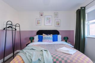 Practical 2 Bedroom House Perfect for Contractors in Grimsby by PureStay - 7 night min! - Grimsby - 8