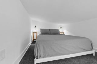 Spacious and Bright with Deck Walkable to 6th St - Austin - 1
