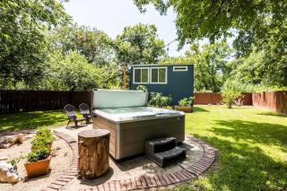Charming, Cozy Tiny Gem with Hot Tub and Trail Access - Austin - 3