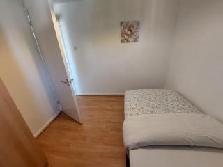 5 Bedroom House in Romford - 7