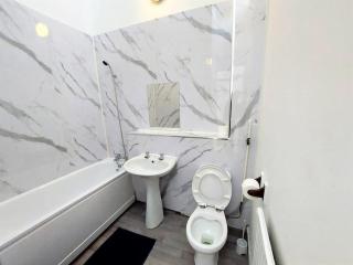 5 Bedroom House in Romford - 3