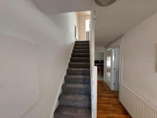5 Bedroom House in Romford - 2