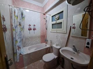 2-bedrooms Apartment with quiet sitting area in front of it - Cairo - 4