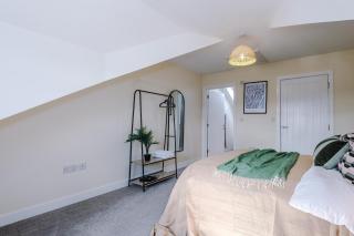 Lovely 3Bedroom House in Grimsby with WiFi & Parking Sleeps7 by PureStay - Grimsby - 2