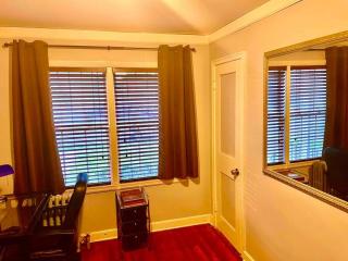 New Quaint & Convenient Hideaway Great Location - 5