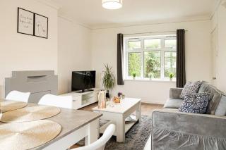 Welcoming 4 Bedroom House - Conveinent Location - Free Parking, Fast WiFi and Smart TV - Drayton - 0