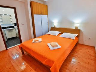 Apartment Lenka with garden - 1