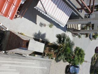 Guest House San Antonio-Comfort One Bedroom Apartment with Balcony no 1 - Ploče - 2