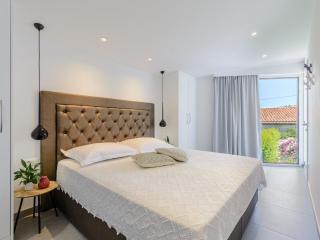 Villa Stone Pearl - Two Bedroom Holiday House with Pool - Sutivan - 6