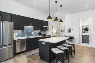 Upscale Music Row Corner Unit with Patio Rooftop with City View and Gym - Nashville - 1