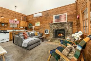 Camp Allswell - Cozy Loft Cabin Getaway - Fireplace - Eureka Springs - 8
