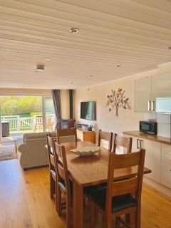 Pet-Friendly Waterside Lodge - Cotswold Water Park - 7