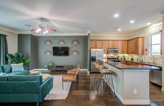 Chic & Central 3-BD Townhouse Mins to DT - Houston - 9