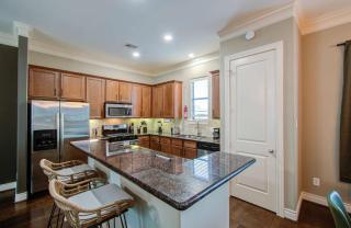 Chic & Central 3-BD Townhouse Mins to DT - 1