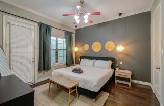 Chic & Central 3-BD Townhouse Mins to DT - Houston - 6