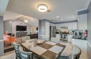 Your Houston Vacation Getaway 3-BD Pool Patio - 2