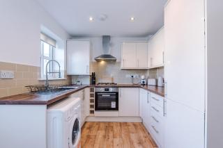 Stylish Grimsby 3-bedroom House with Wi-Fi & Parking Sleeps 6 by PureStay - Grimsby - 6