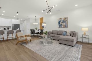 Upstay - Modern Family Townhome with Pool - 3