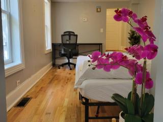 Budget Bed Room near Downtown Inner Harbor w Free Parking - Baltimore - 2