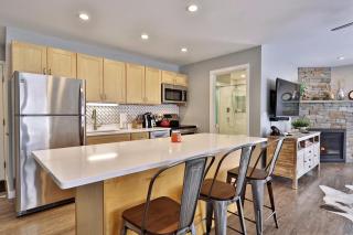 Beautifully Renovated 2 Room, 2 Bath Suite in Killington - Shuttle and Summer Pool! 542 - Killington - 6