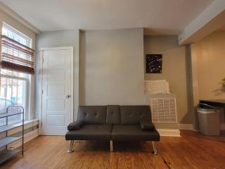 Budget Bed Room near Downtown Inner Harbor w Free Parking - Baltimore - 1