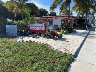 3 Min from Beach, with Hot tub and Backyard Oasis! - Boynton Beach - 3