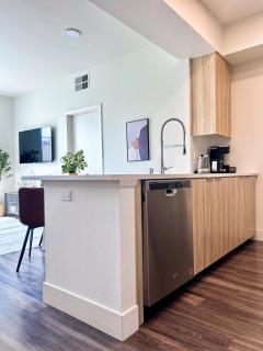 Trendy 2BD 2BTH Apt steps from Downtown Santa Monica with Ocean Views! - Los Ángeles - 3