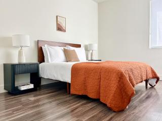 Trendy 2BD 2BTH Apt steps from Downtown Santa Monica with Ocean Views! - Los Ángeles - 7