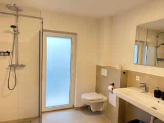 AB2 Luxuriöse EG-Wohnung mit Gartenblick & Garage - 3 Min zur S-Bahn - Nähe Messe Stuttgart, Daimler & IBM - Ideal für Familien & Geschäftsreisende - Ehningen - 5