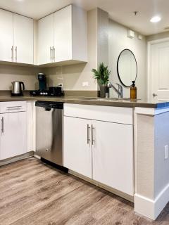 Stunning 2BD 2BTH Apt in Santa Monica! - 3