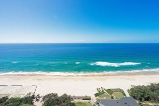 Stunning Oceanfront Luxury with Rooftop Pool - Gold Coast - 2