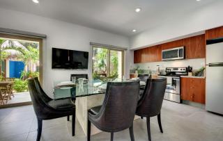 Poolside Bliss Private Terraces with Jacuzzi - 4